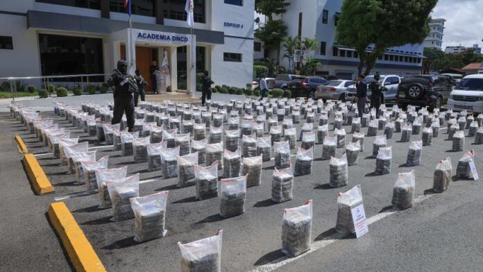 Tres dominicanos y un colombiano detenidos con más de 1.5 toneladas de cocaína en Pedernales