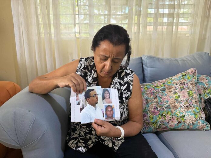 Madre de taxista asesinado en Moca denuncia complicidad policial con homicidas
