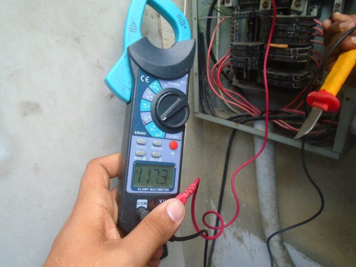 Cárcel y multa para uruguaya por fraude eléctrico en RD