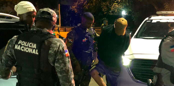Trasladan a destacamento de Mao a hombre que llevaba 12 haitianos en yipeta