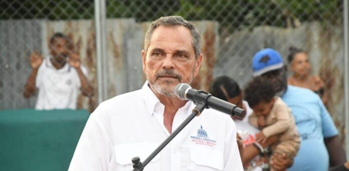 Comisionado Nacional de Béisbol deja inaugurado estadio en la Bombita, de Azua