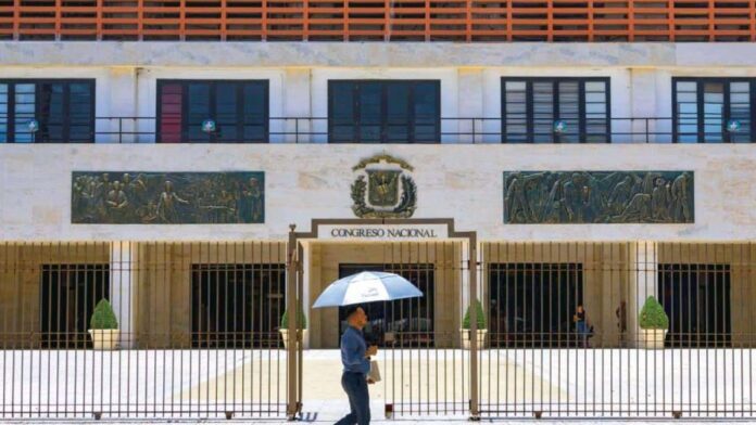 Gobierno somete adendum a proyecto presupuestario para emitir nueva deuda
