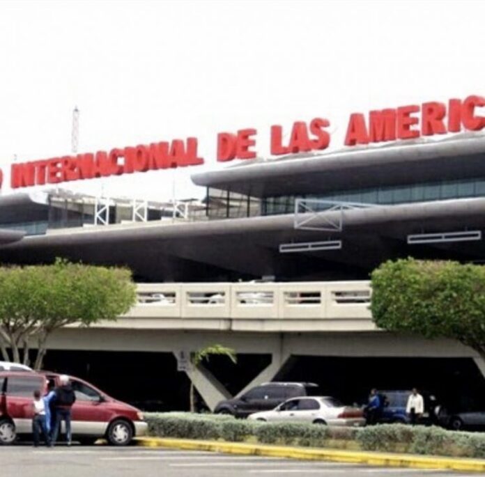 Interpol arresta en AILA a dos prófugos acusados de homicidio