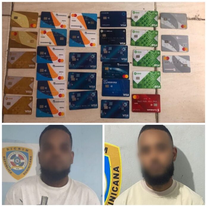 P.N apresa “El Tuerto” y “Papacito” en flagrante por fraude con tarjetas bancarias