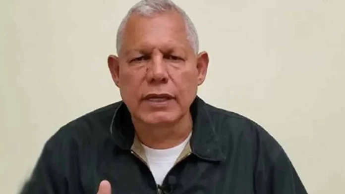 Colocan grillete e impedimento salida de RD a Rafael Guerrero