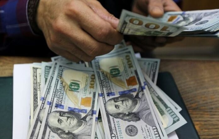 El dólar subió 13 centavos; este viernes era vendido RD$63.27