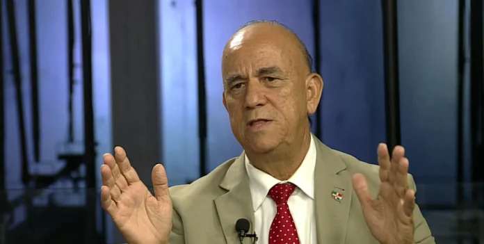 Luis de León: “Al desplomarse el Gobierno del Cambio, el pueblo pide unidad PLD, FP y oposición”