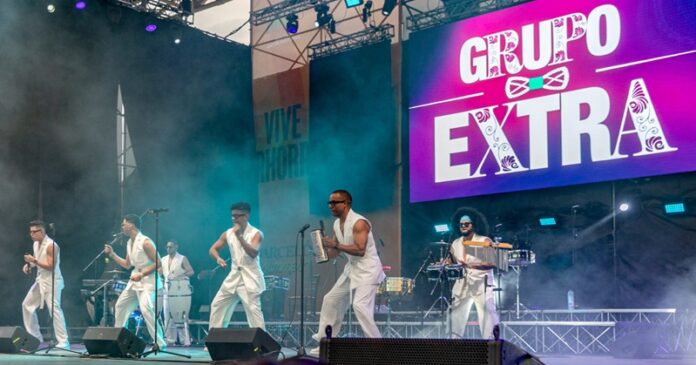 Grupo Extra regresa triunfalmente a Nápoles ante más de 20,000 personas