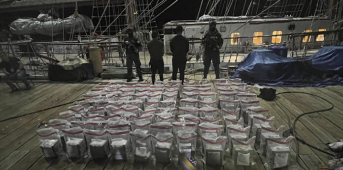 Arrestan a dos dominicanos e incautan 448 paquetes de cocaína en Peravia
