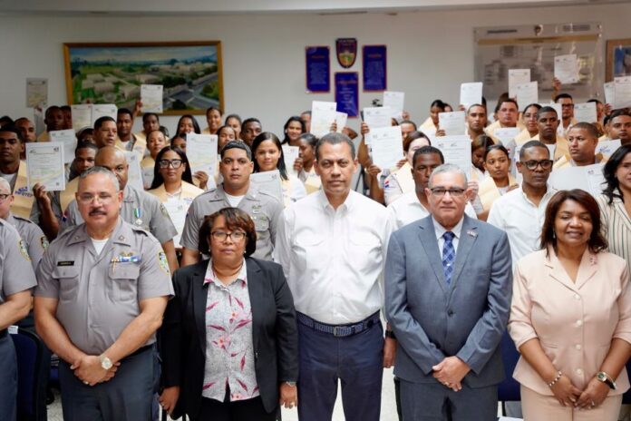 Más de 100 policías dominicanos: más cerca del teclado