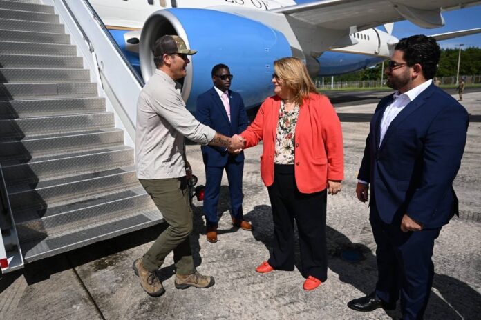 El jefe del Pentágono visita Puerto Rico tras el despliegue de cazas