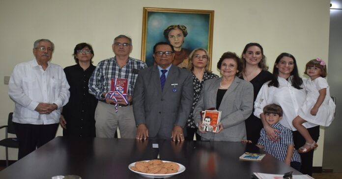 Familiares ensayista Federico Henríquez Gratereaux donan su biblioteca personal