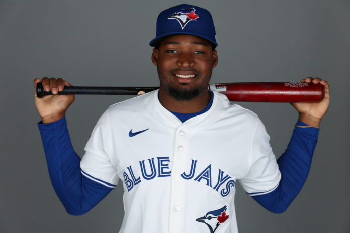 Orelvis Martínez, de súper prospecto y con firma millonaria, a ser despedido por Toronto