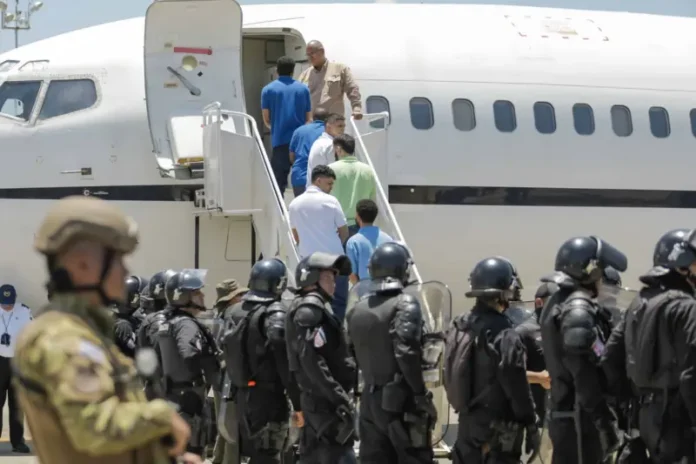 Bukele devuelve a Caracas a los migrantes deportados por EE.UU. a El Salvador