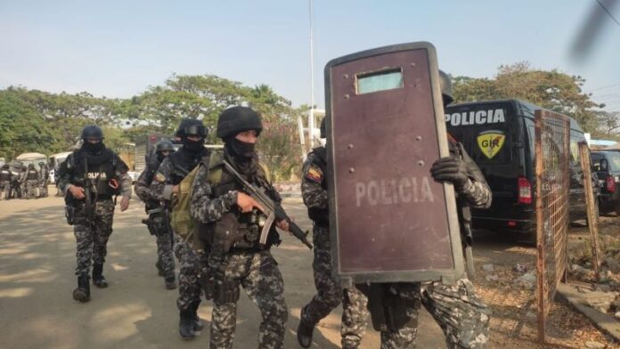 Violento choque entre bandas deja 14 muertos en prisión de Ecuador