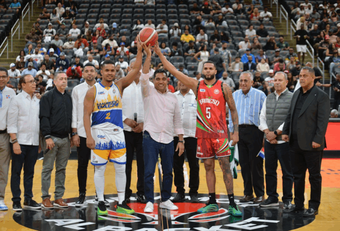 Ministro Kelvin Cruz hace saque de honor en juego Mauricio Báez vs Bameso en NJ