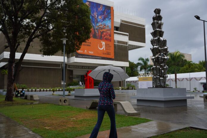 Las intensas lluvias obligan suspension Feria del Libro este viernes
