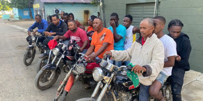 Atrapan a 5 motoristas transportando 10 haitianos indocumentados en Montecristi