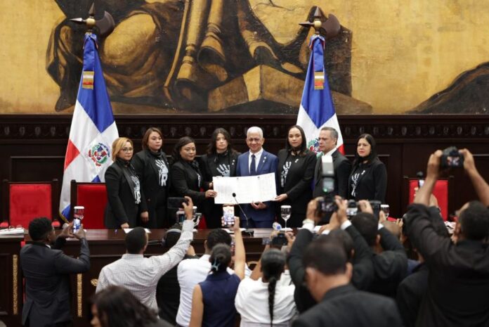 El Congreso lanza “Déjala Ir” para erradicar feminicidios y filicidios