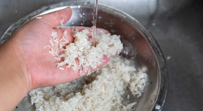 ¿Se debe lavar el arroz antes de cocinarlo?