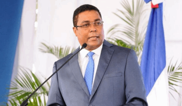 Víctor D’Aza figura en encuesta tras anunciar aspiración presidencial