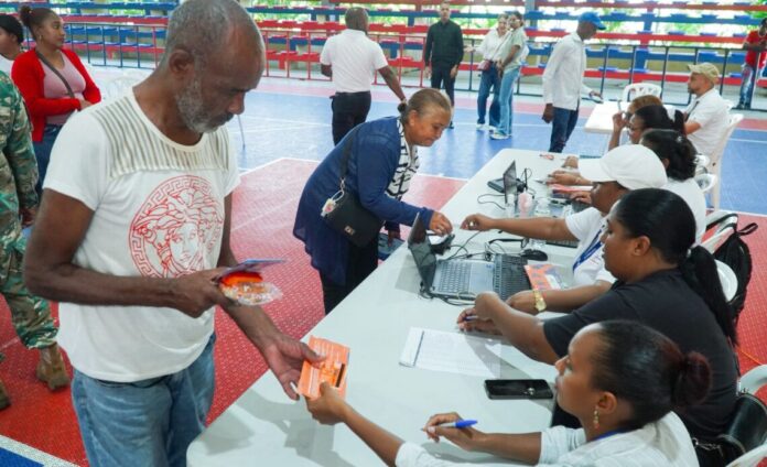 El programa Supérate entrega más de 400 tarjetas a familias en Dajabón