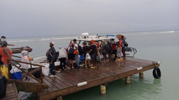 La Armada rescata a casi cien personas en Saona por Melissa