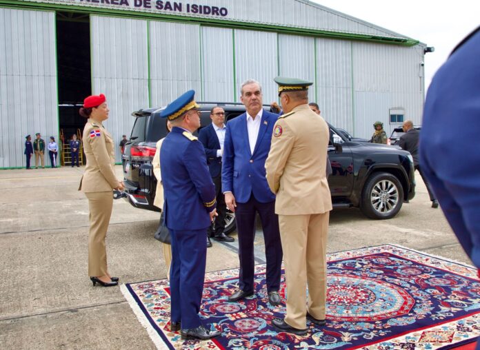 Abinader regresa al país tras gira por Francia, Suiza y Brasil