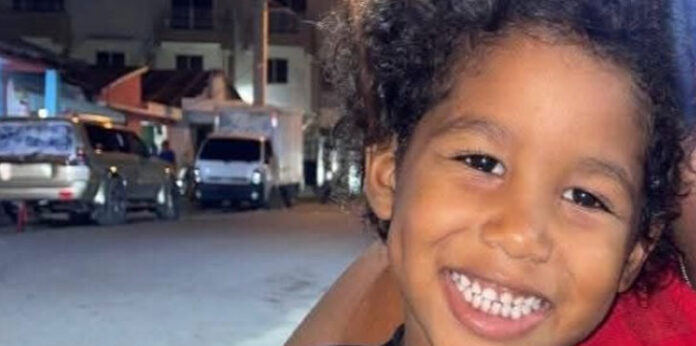 Loma de Cabrera: Muere niño de 4 años ahogado en una piscina