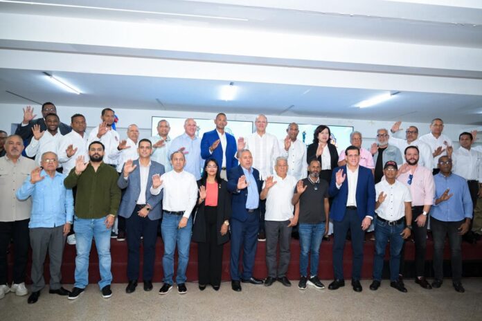 Juramentan al alcalde Ulises Rodríguez como presidente del Comité Organizador del Básquet Superior en Santiago