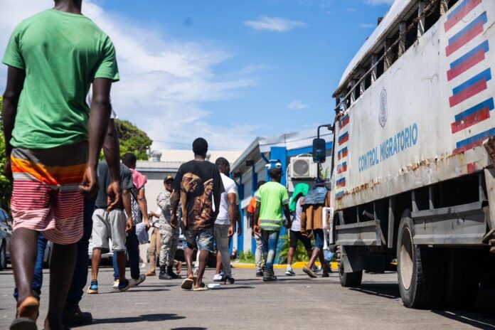 Detienen 913 haitianos en operativos y deportan 901 indocumentados