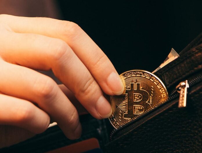 Acusan hombre y empresa por fraude millonario con falsas criptomonedas