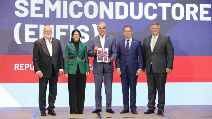 Abinader recibe estrategia para posicionar a RD como referente en semiconductores