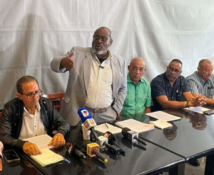 Taxistas turísticos rechazan nuevas licencias del INTRANT