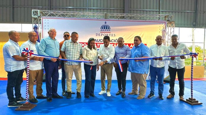 Ministro Kelvin Cruz entrega techado multiuso en Tábara Abajo y anuncia otras obras
