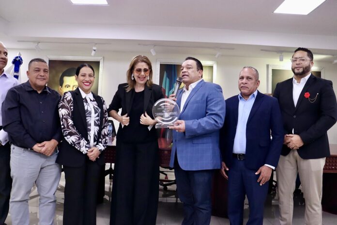 Olga Lara y Luis Miguel del Amargue reciben homenaje en Azua