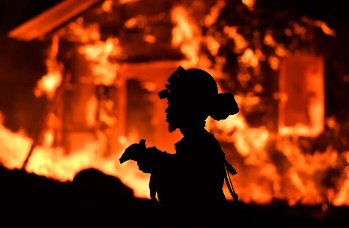 Sube a 55 la cifra de muertos por el incendio de rascacielos en Hong Kong