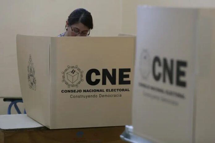 La tensión se dispara en Honduras: Asfura lidera el conteo, pero Nasralla pide calma
