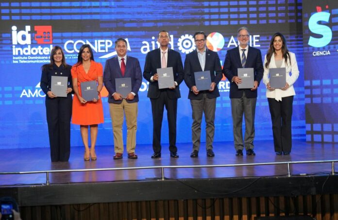 El INDOTEL premia a 500 estudiantes con becas STEM