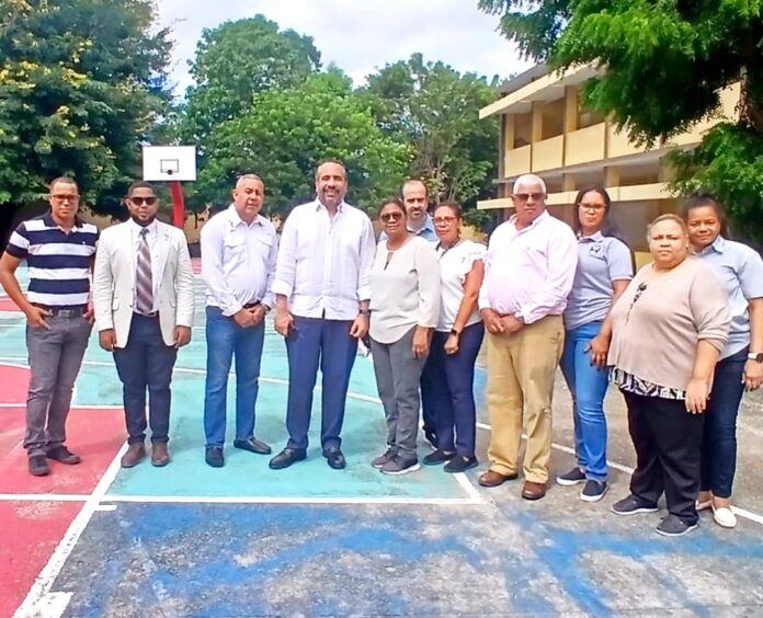 Director del INEFI Alberto Rodríguez supervisa obras y anuncia la construcción de un techado en Santiago 