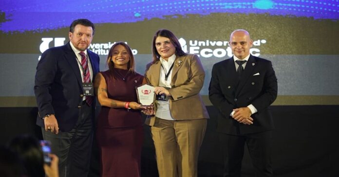 El galardón fue recibido por el canciller, José Alejandro Aybar, y la vicerrectora administrativa, Shahily Pimentel, quienes manifestaron su regocijo, reiterando el compromiso con mantener la calidad académica de UNICARIBE
