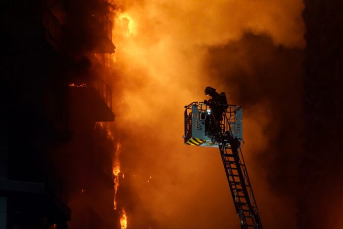 Tragedia en India: 25 muertos tras el incendio de una discoteca