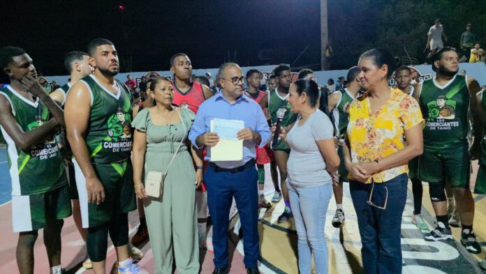 Ney Rodríguez entrega aporte económico a Torneo Navideño de Baloncesto en Dajabón