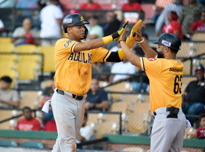 Águilas derrotan 5-2 al Escogido y siguen firmes en la cima