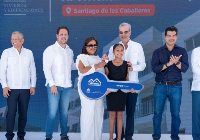 Abinader entrega 180 nuevas viviendas y una escuela en Hato del Yaque, Santiago