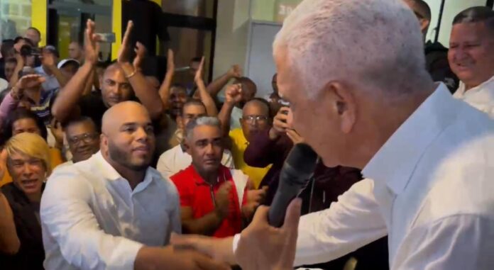 Ricardo de los Santos juramenta a exdirigentes del PLD y llama a defender la patria