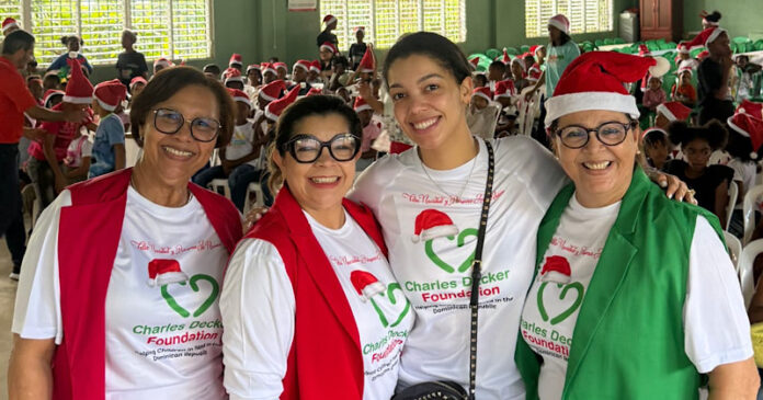 Fundaciones Charles Decker y EBDV realizan cena navideña y entrega de regalos a cientos de niños en Boruga Arriba