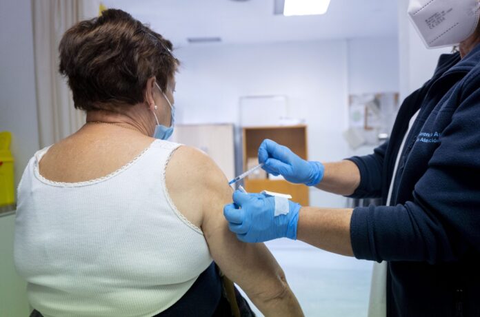 Vacunarse contra Gripe y Covid protege más de lo que creemos, también al corazón