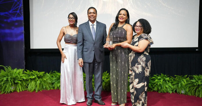 Colombia Alcántara es reconocida por su trayectoria y gana en el Premio Nacional de Periodismo Digital