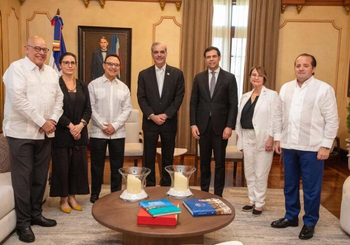 Presidente Abinader recibe a Michel Camilo y autoridades del Berklee College of Music